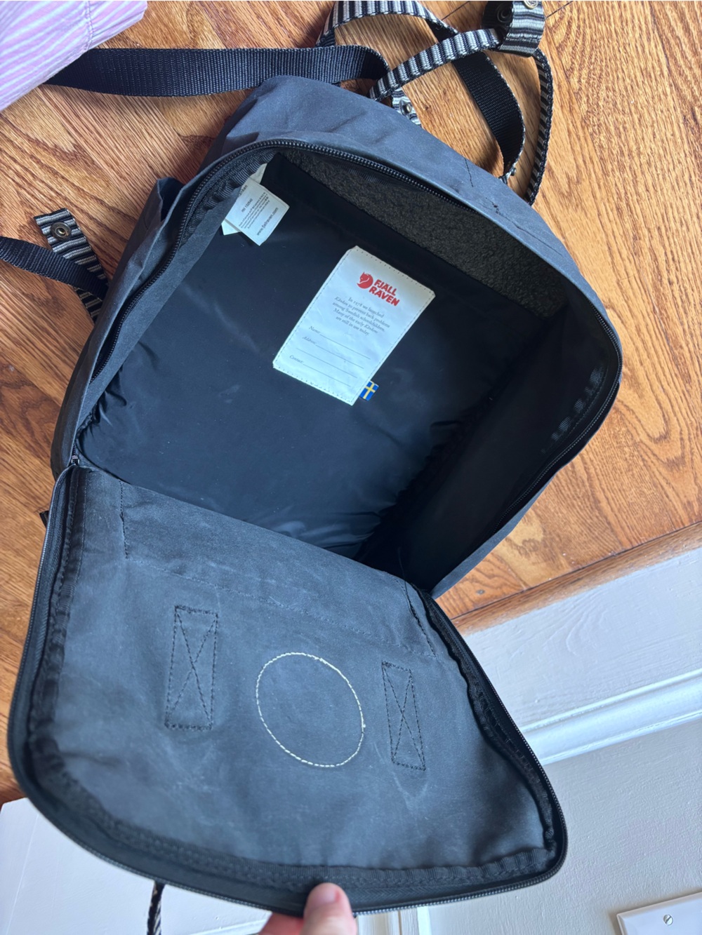Kånken Black Backpack - Classic Daypack - Picture 4 of 10